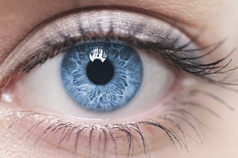 Menschliches Auge: Schon bei leichten Beschwerden am Auge sollten Sie zum Arzt.