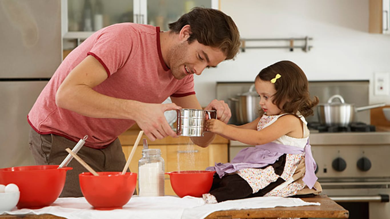Emanzipation auf allen Ebenen: Kind und Küche - das kann Papa auch.
