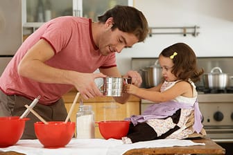 Emanzipation auf allen Ebenen: Kind und Küche - das kann Papa auch.