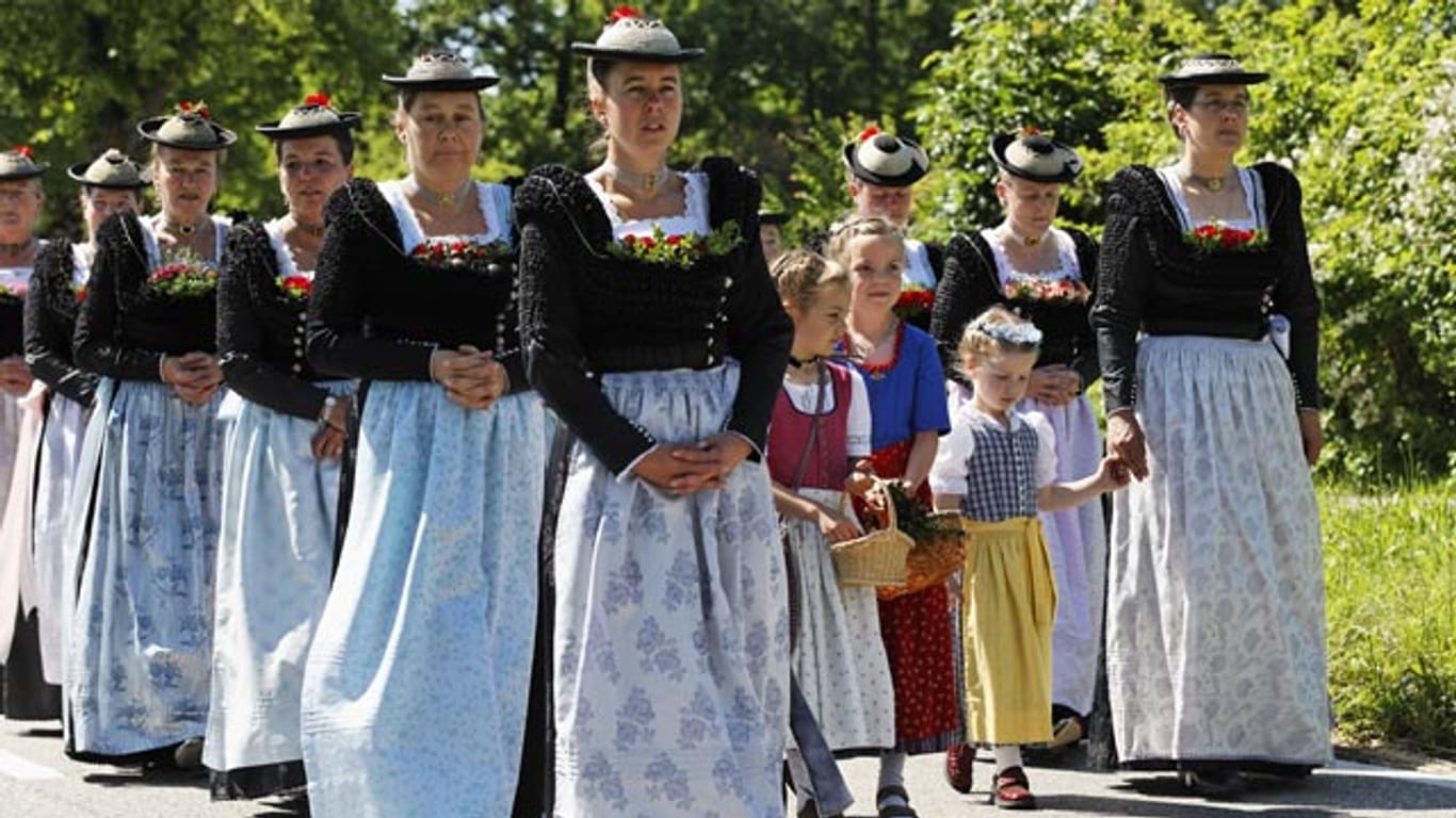 An Fronleichnam finden in vielen Orten Prozessionen statt, wie hier in der Gemeinde Gmund am Tegernsee.