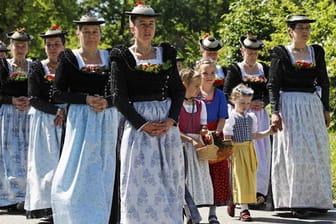An Fronleichnam finden in vielen Orten Prozessionen statt, wie hier in der Gemeinde Gmund am Tegernsee.