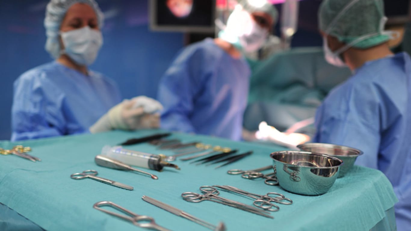 Ärzte während einer Operation im OP-Saal.