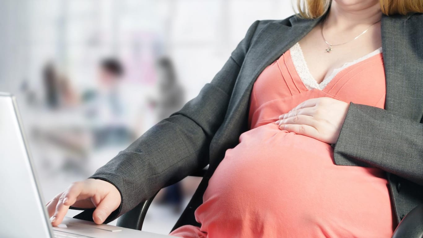 Schwangerschaft: Nicht immer reagieren Vorgesetzte und Kollegen positiv.