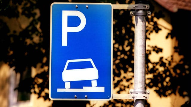 Verkehrsschild: Obwohl das Verkehrsschild 315 das Parken auf dem Gehweg erlaubt, gibt es auch hier Einschränkungen.