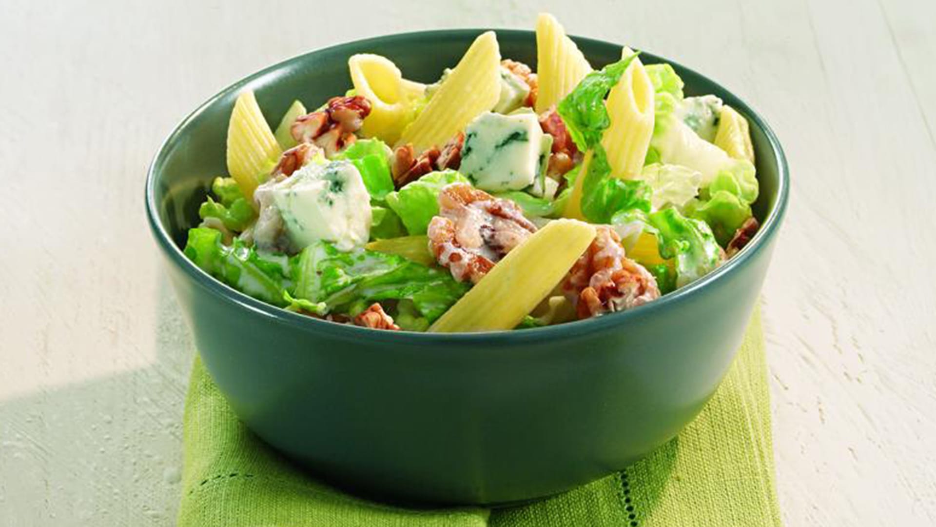 Rezeptbild: Nudelsalat mit GorNudelsalat mit Gorgonzola: Für dieses Rezept benötigen Sie etwa 25 Minuten Zubereitungszeit.gonzola