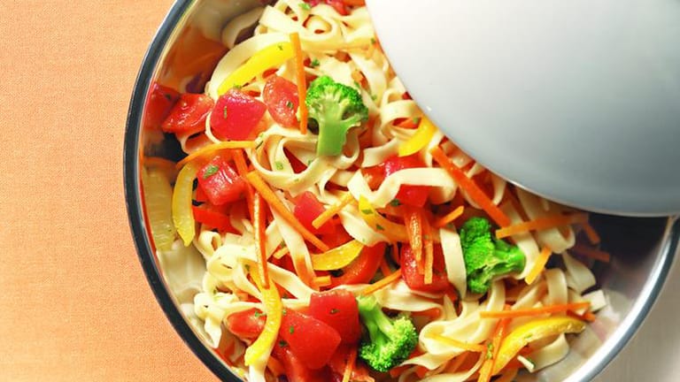 Lauwarmer Pasta-Gemüse-Salat: Eine Portion hat etwa 364 Kalorien.