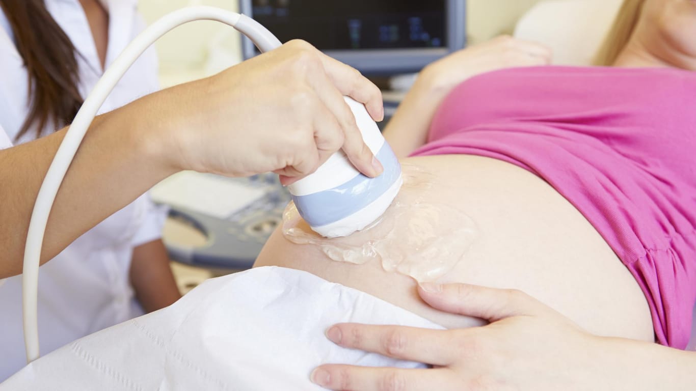 Schwangere beim Ultraschall: Wird das Baby noch ausreichend mit Blut versorgt?