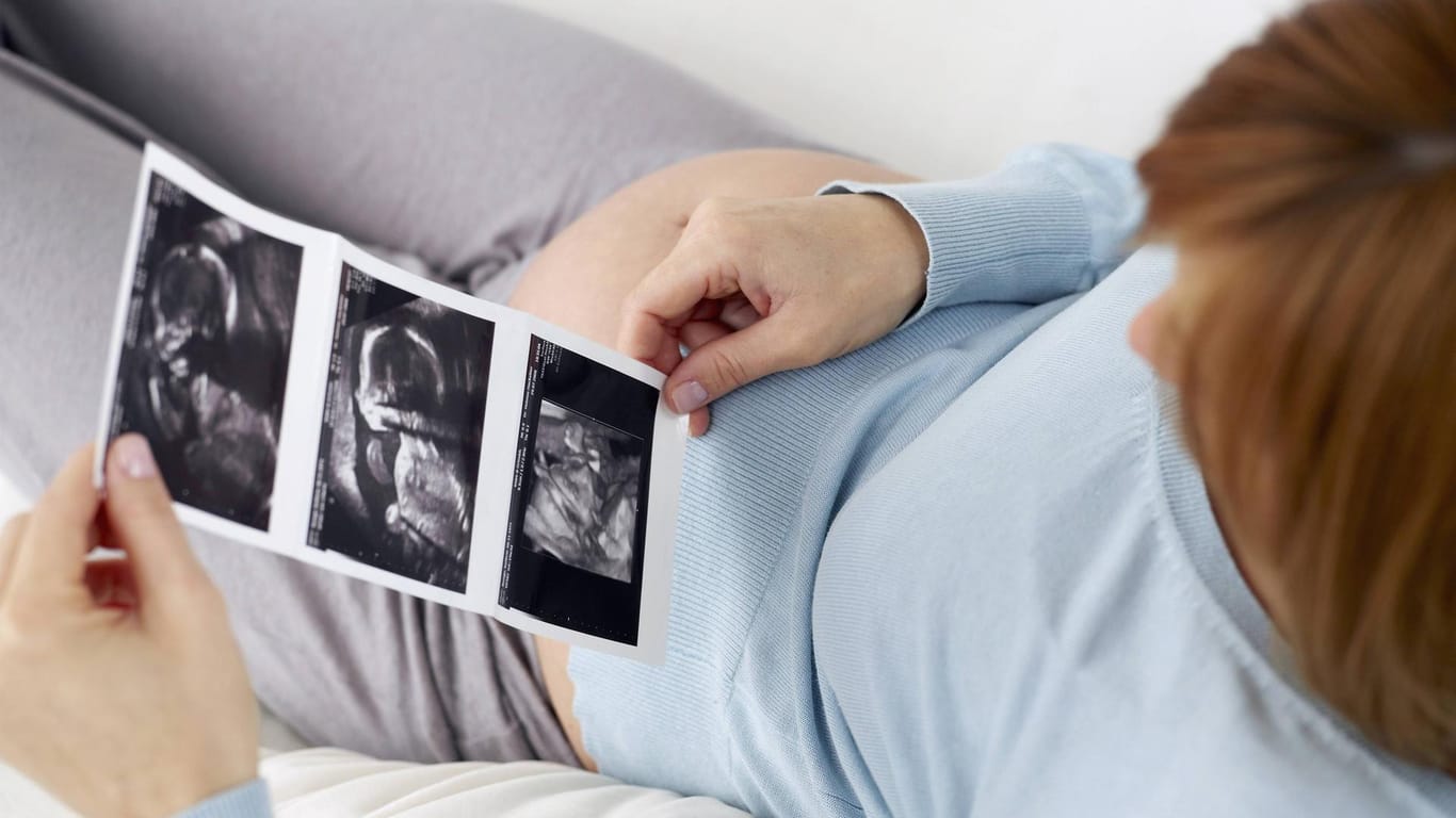 Down-Syndrom: Hinweise auf das Down-Syndrom kann in der Frühschwangerschaft das Ersttrimester-Screening liefern. Dabei werden im Ultraschall die Nackenfalte des Ungeborenen gemessen sowie Hormonwerte im Blut der Mutter bestimmt.