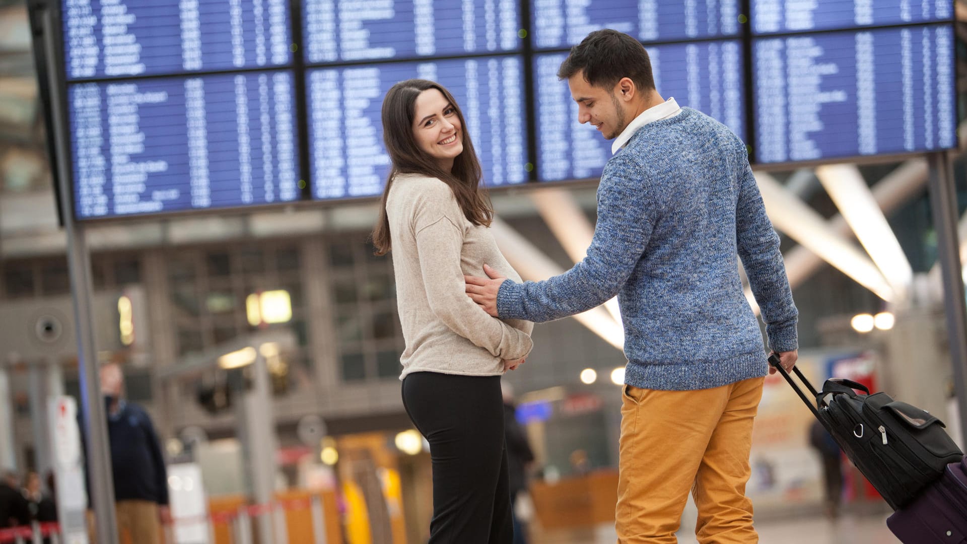 Fliegen in der Schwangerschaft ist möglich - allerdings bis maximal vier Wochen vor dem errechneten Geburtstermin.