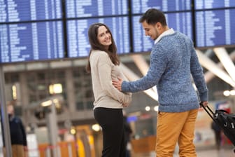 Fliegen in der Schwangerschaft ist möglich - allerdings bis maximal vier Wochen vor dem errechneten Geburtstermin.