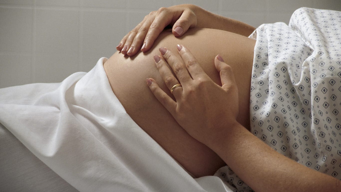 Wenn eine Frühgeburt oder vorzeitige Wehen drohen, muss eine Schwangere sich schonen und viel liegen.