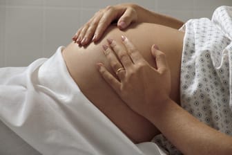 Wenn eine Frühgeburt oder vorzeitige Wehen drohen, muss eine Schwangere sich schonen und viel liegen.