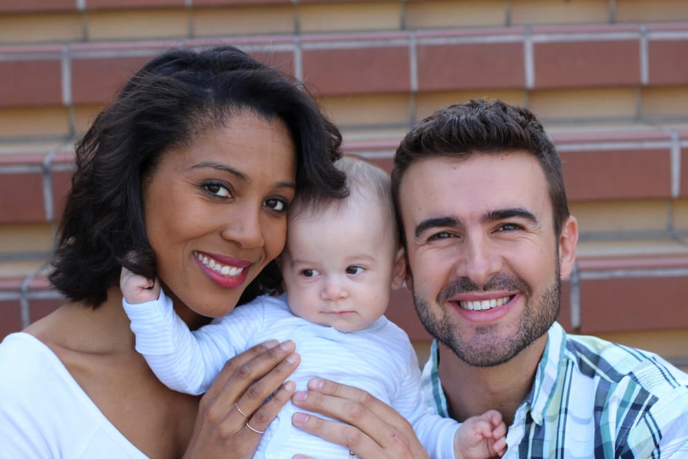 Mit einer Adoption können sich Paare Ihren Kinderwunsch erfüllen.