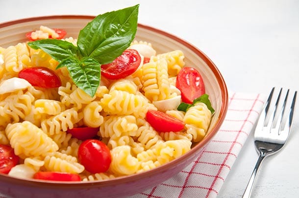 Nudelsalat: Mit Mozzarella und Tomaten bekommt er einen italienischen Touch.