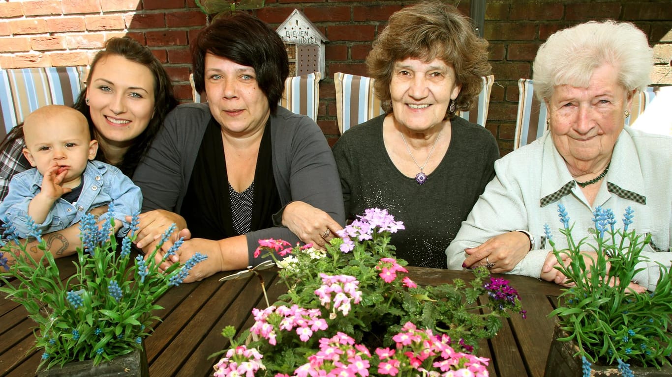 Der kleine Finn stammt aus einer Familie, in der alle Frauen ihr Kind mit 22 Jahren bekamen: Mutter Justine Kröger (22), Oma Melanie Kröger (44), Uroma Erika Kuhlmann (66) und Ururoma Waltraud Sterzl (88).