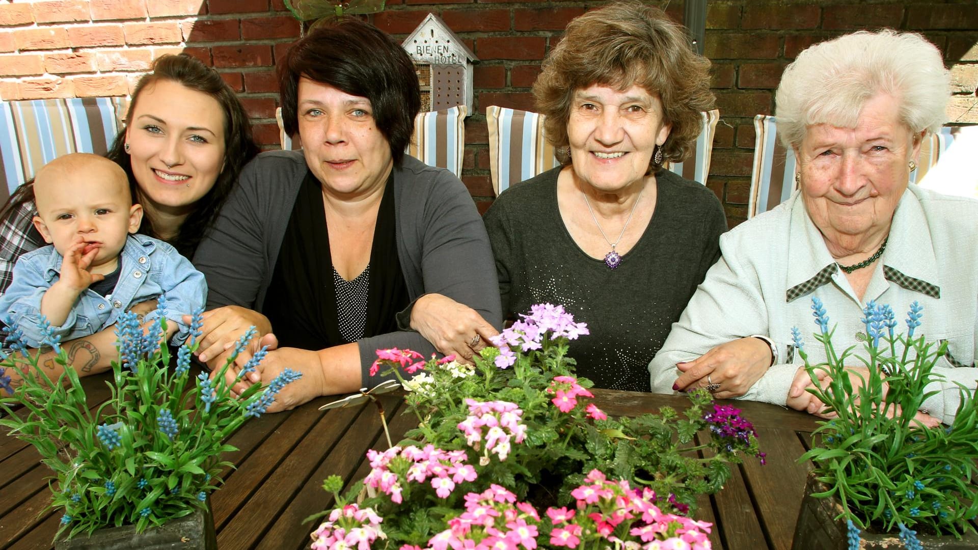 Der kleine Finn stammt aus einer Familie, in der alle Frauen ihr Kind mit 22 Jahren bekamen: Mutter Justine Kröger (22), Oma Melanie Kröger (44), Uroma Erika Kuhlmann (66) und Ururoma Waltraud Sterzl (88). Der kleine Finn stammt aus einer Familie, in der alle Frauen ihr Kind mit 22 Jahren bekamen: Mutter Justine Kröger (22), Oma Melanie Kröger (44), Uroma Erika Kuhlmann (66) und Ururoma Waltraud Sterzl (88).