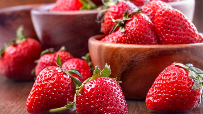 Erdbeeren in einer Schale: Nur leuchtend rote Früchte sind richtig süß und aromatisch.