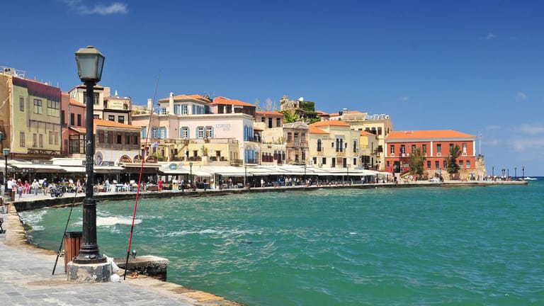 Venezianischer Hafen in Chania: Beim Spaziergang durch die engen Gassen von Chania finden Sie viele Cafés, Restaurants und Souvenirshops.