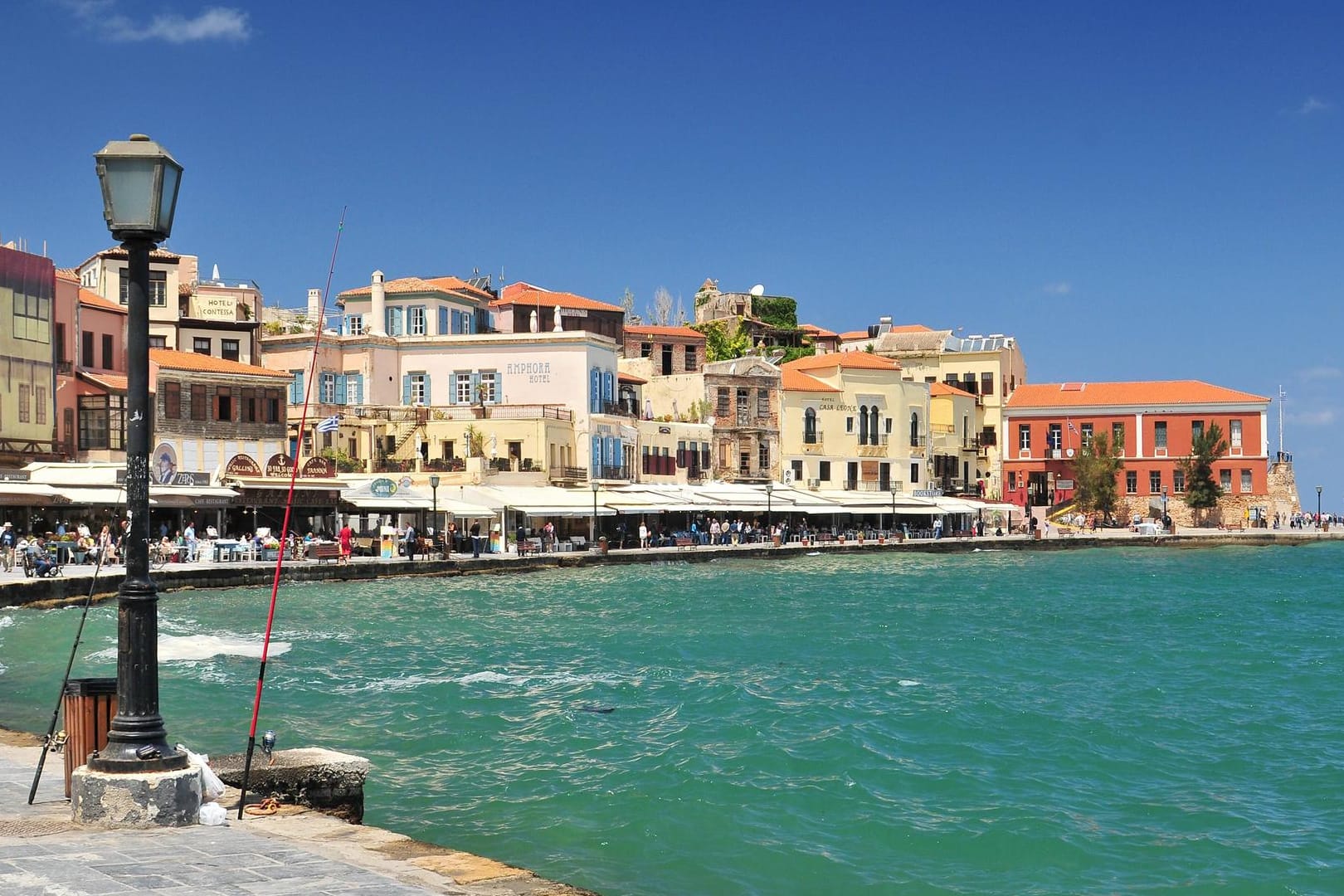 Venezianischer Hafen in Chania: Beim Spaziergang durch die engen Gassen von Chania finden Sie viele Cafés, Restaurants und Souvenirshops.