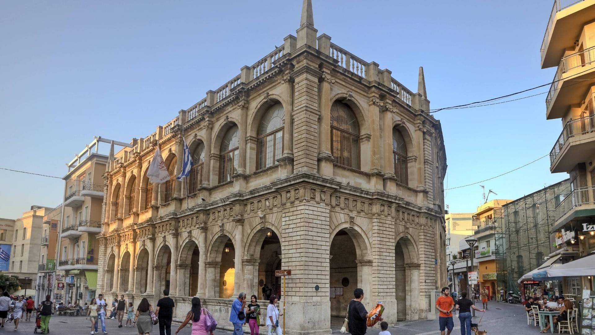 Venezianische Loggia in Heraklion: In Kretas Hauptstadt erwarten Sie zahlreiche historische Bauwerke, die von der spannenden Historie der Region zeugen.