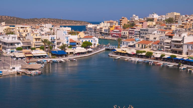See in Agios Nikolaos: Das Gewässer inmitten der Stadt Agios Nikolaos ist über einen Kanal mit dem Mittelmeer verbunden.