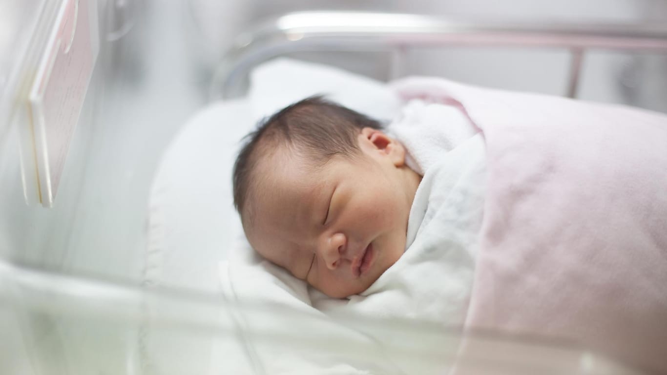 Newborn baby lies in the incubator