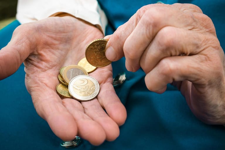 Hände mit Kleingeld (Symbolbild): Durch die jährliche Rentenanpassung ist es möglich, dass Rentner steuerpflichtig werden.
