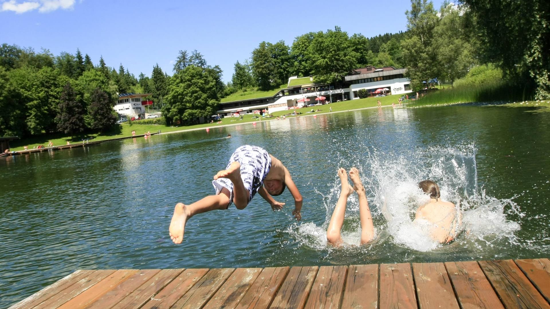 Badesee: Aufgeheizt ins kalte Wasser zu springen, ist keine gute Idee.