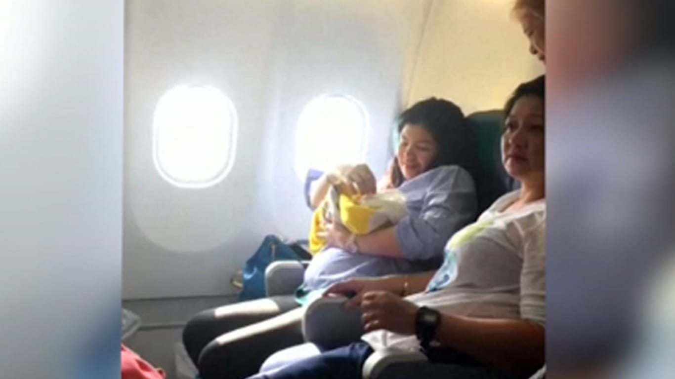 Geburt im Flugzeug: Nach der improvisierten Entbindung über den Wolken sind Mutter und Baby wohlauf.
