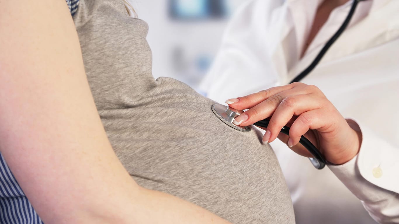 Unterschiedliche Faktoren lassen den Arzt einschätzen, ob eine Risikoschwangerschaft vorliegt.