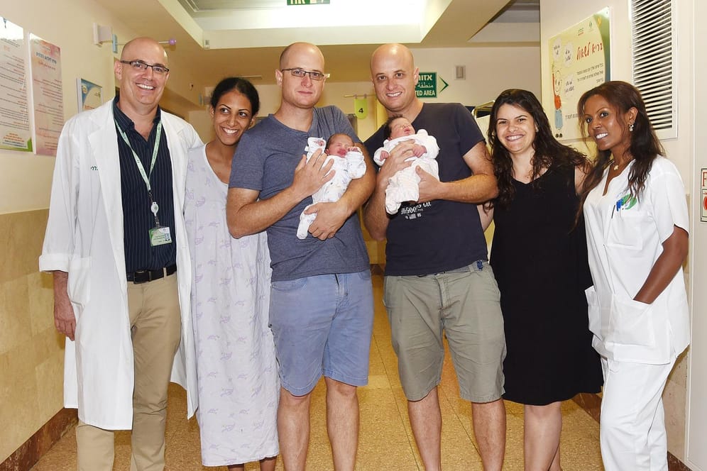 Die Zwillingsbrüder Ofir und Jariv M. zeigen ihre am selben Tag geborenen Töchter.