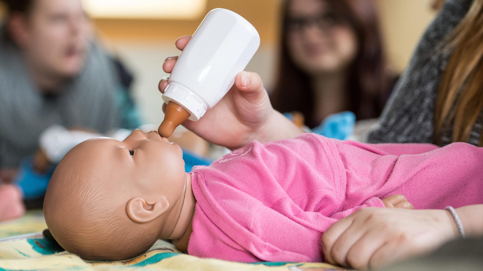 Fläschchen für die Babypuppe: Sie soll eigentlich Teenager-Schwangerschaften verhindern. Fläschchen für die Babypuppe: Sie soll eigentlich Teenager-Schwangerschaften verhindern.