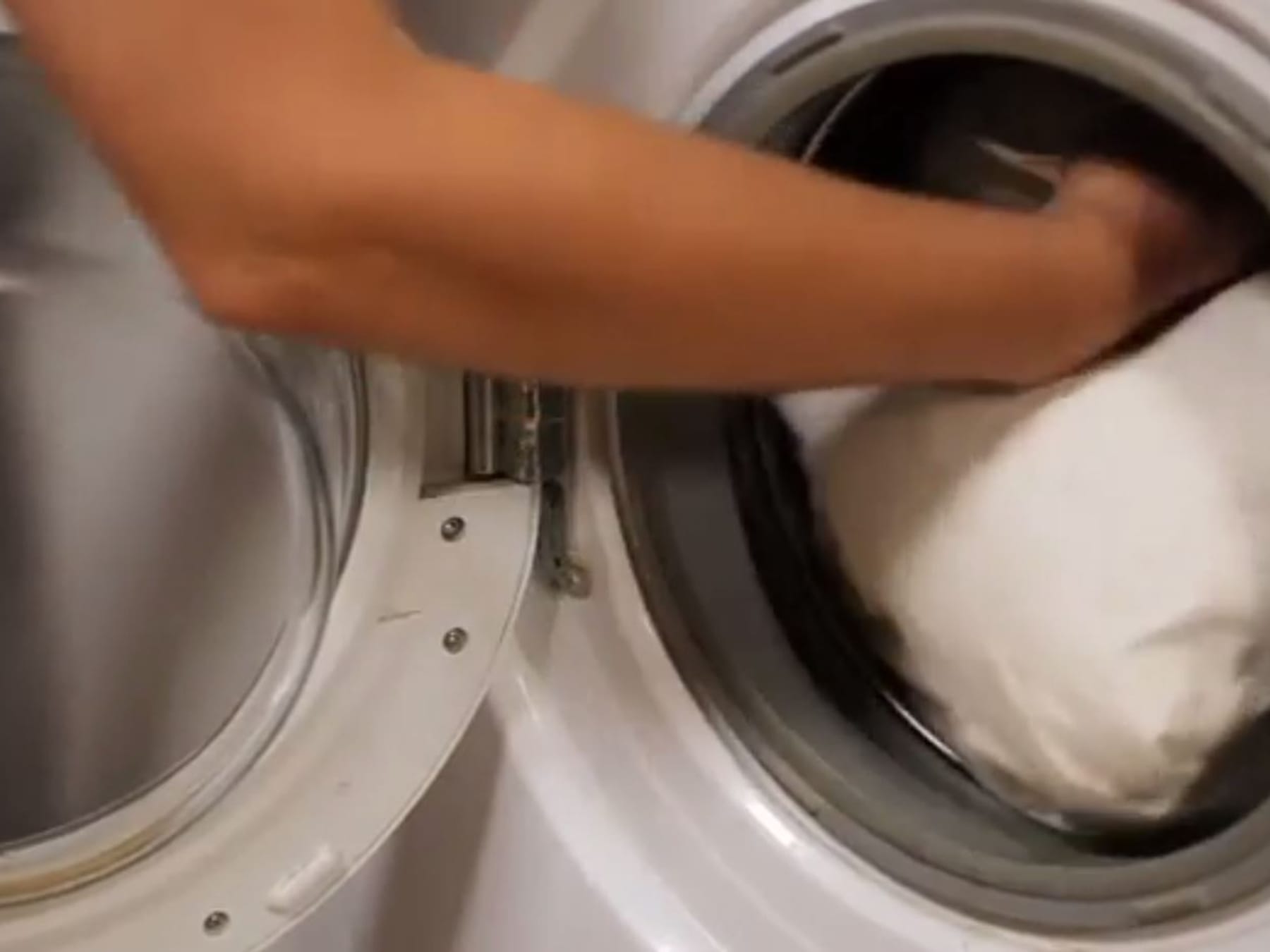 Можно постирать подушку в стиральной машине. Стирка подушек в стиральной машине. Стирка перьевых подушек в стиральной машине автомат. Постирала перьевую подушку в стиралке. Стирка подушек в стиральной машине из полиэстера.