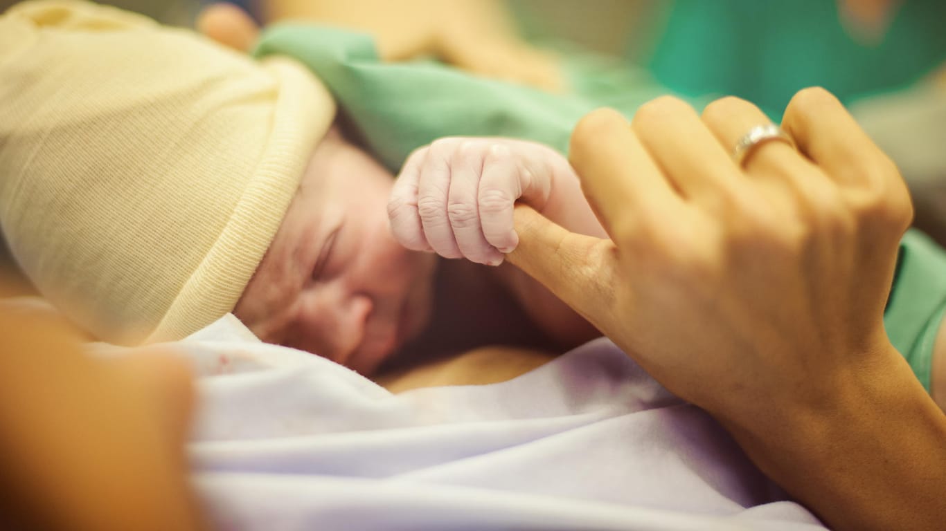 Kaiserschnitt: Der "Sturm der Geburt" ist eine wichtige und stärkende Erfahrung, die Kaiserschnittkindern fehlt.