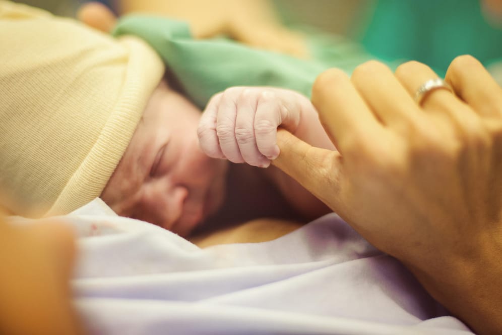 Kaiserschnitt: Der "Sturm der Geburt" ist eine wichtige und stärkende Erfahrung, die Kaiserschnittkindern fehlt.