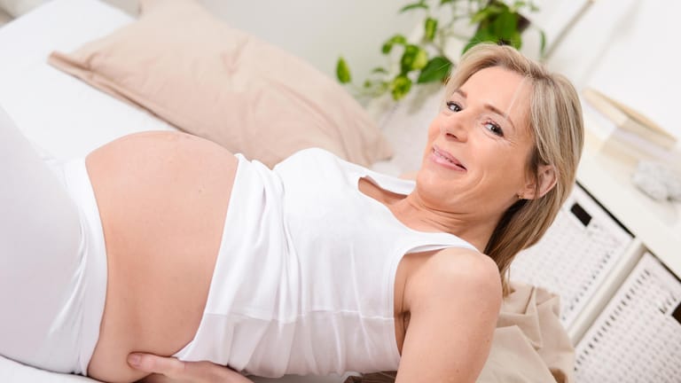 Schwanger mit Ende 40: Reife Schwangere nehmen für den Kinderwunsch viele Risiken in Kauf.