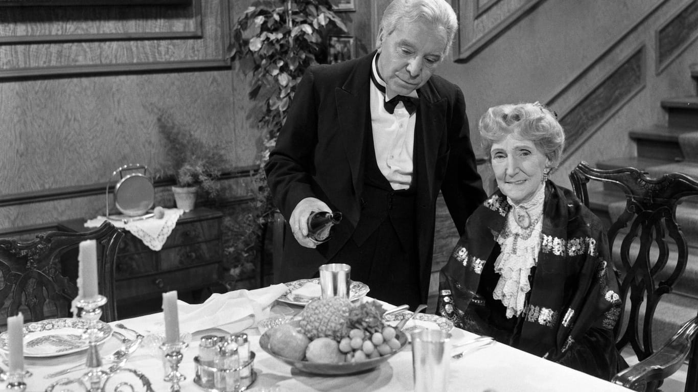 Ein Muss an Silvester: Freddie Frinton als Butler James und May Warden als Miss Sophie in dem Sketch "Der 90. Geburtstag oder Dinner for One".