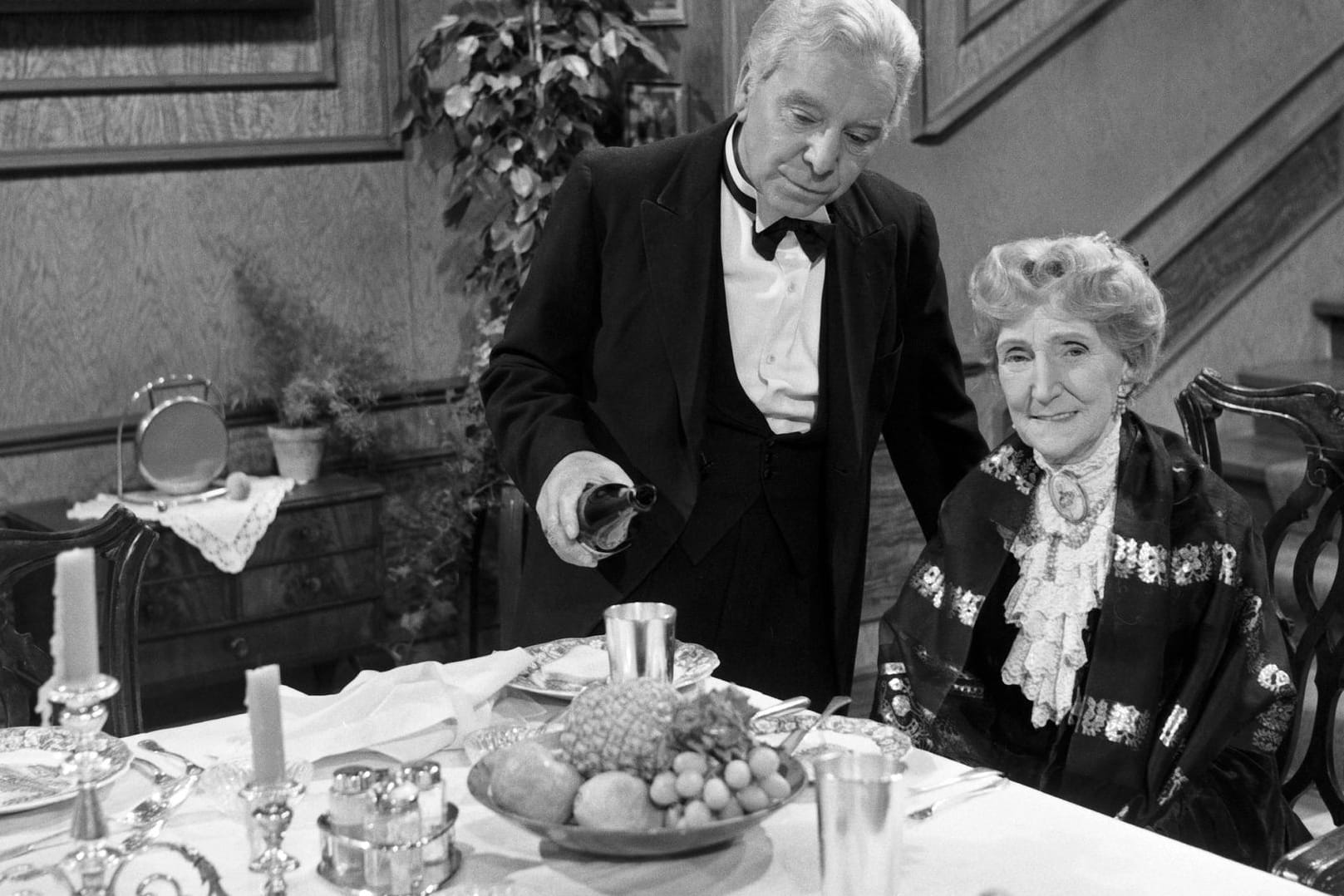 Ein Muss an Silvester: Freddie Frinton als Butler James und May Warden als Miss Sophie in dem Sketch "Der 90. Geburtstag oder Dinner for One".