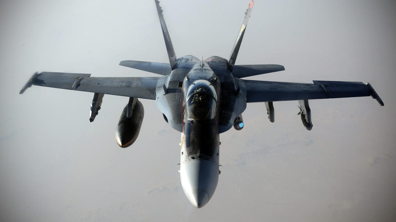 Ein US-Kampfjet (Symbolbild): Die USA haben erneut Luftangriffe auf Ziele im Irak und in Syrien geflogen.