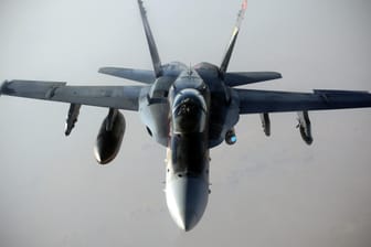 Ein US-Kampfjet (Symbolbild): Die USA haben erneut Luftangriffe auf Ziele im Irak und in Syrien geflogen.