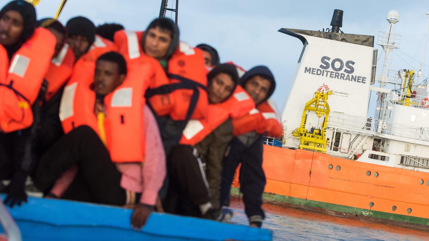 Rettung von Flüchtlingen in Seenot vor der libyschen Küste.