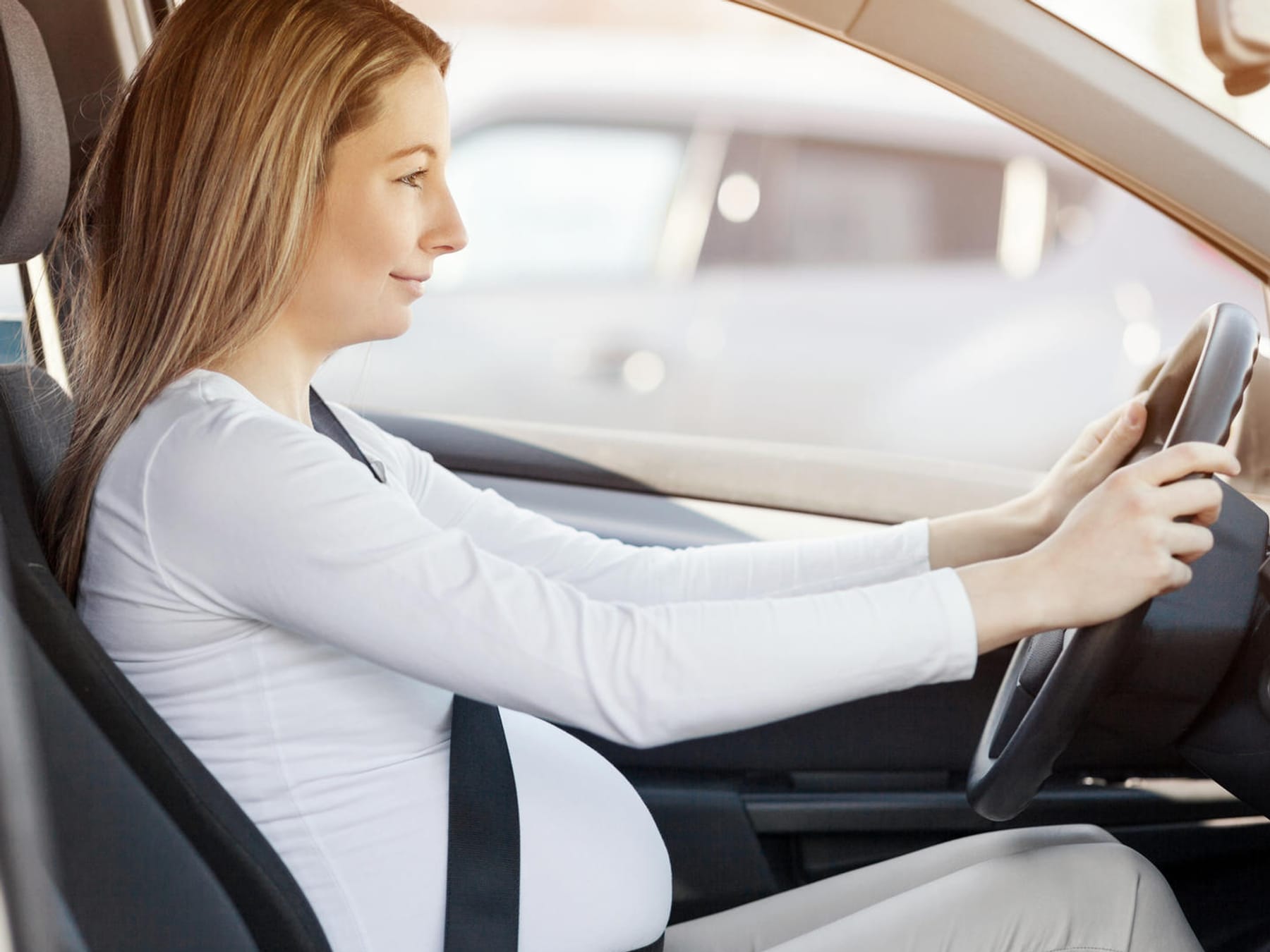 Schwanger auf langen Autofahrten: So achtest Du gut auf Dich
