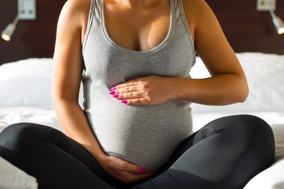 In der Schwangerschaft verändert sich das Brustgewebe als Vorbereitung aufs Stillen.
