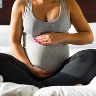 In der Schwangerschaft verändert sich das Brustgewebe als Vorbereitung aufs Stillen.