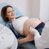 Schwangere bei einer Untersuchung: Die Plazenta versorgt das Baby während der Schwangerschaft mit wichtigen Nährstoffen.
