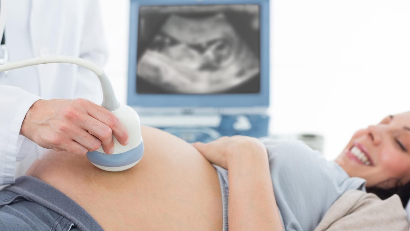 Eine Schwangere bei einer Ultraschalluntersuchung.