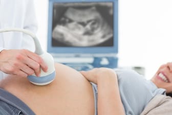 Eine Schwangere bei einer Ultraschalluntersuchung.