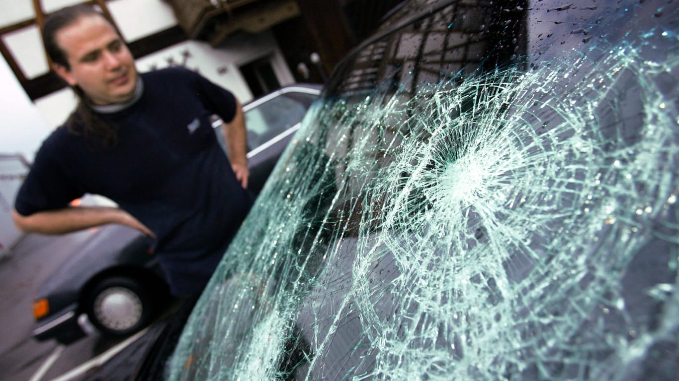 Hagelschäden am Auto: Fotodokumentation und schnelle Schadensmeldung sind empfehlenswert.