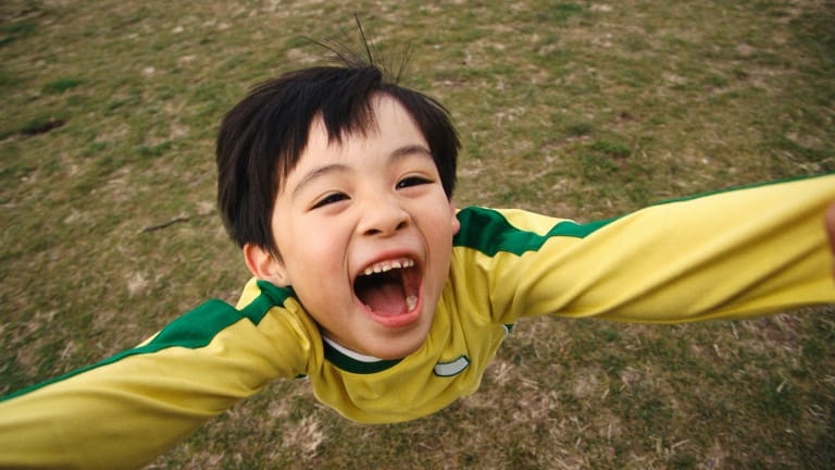 Spielendes Kind: Kinder lachen 400 Mal am Tag – das würde vielen Erwachsenen auch gut tun.
