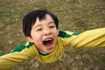 Spielendes Kind: Kinder lachen 400 Mal am Tag – das würde vielen Erwachsenen auch gut tun.